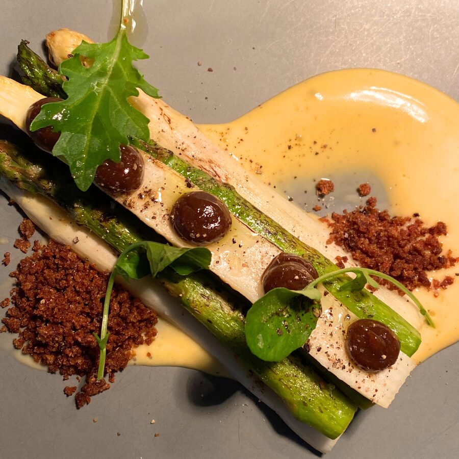 Green asparagus with sauce, dukkah and herbs