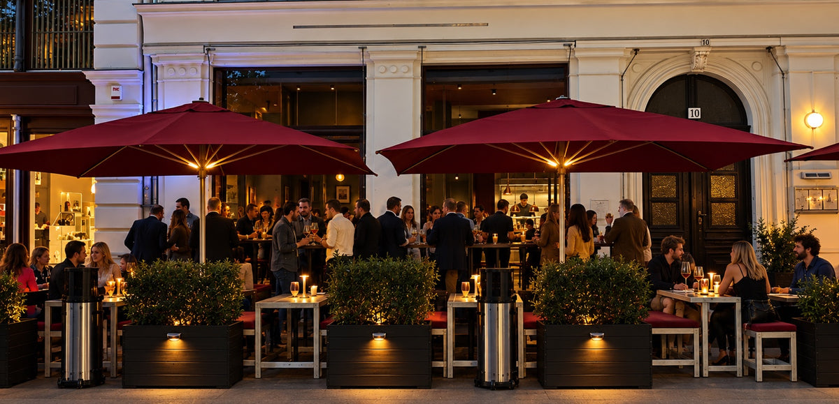 The terrace outside R10 on Ratsfreischulstraße on a summer evening
